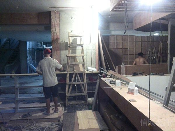 上船下船餐厅装修施工现场_墙面施工。