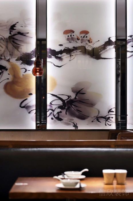 水墨画屏风就餐区