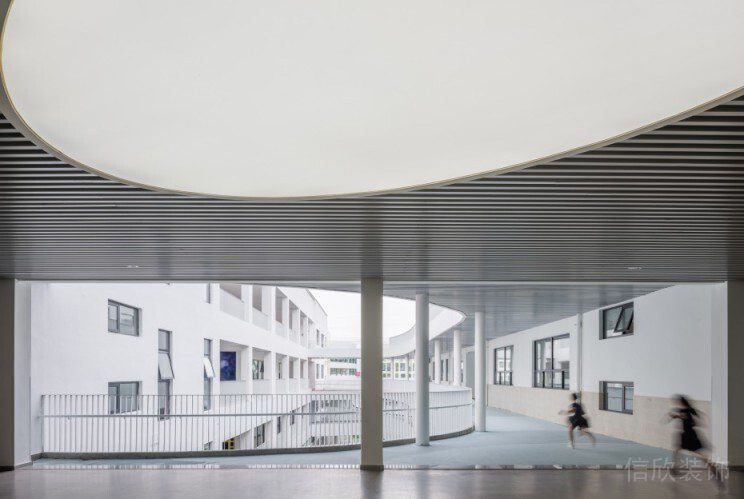 黑白色调极简风现代安全学校设计效果图