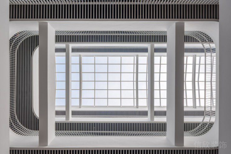 小学楼层建筑物仰视图