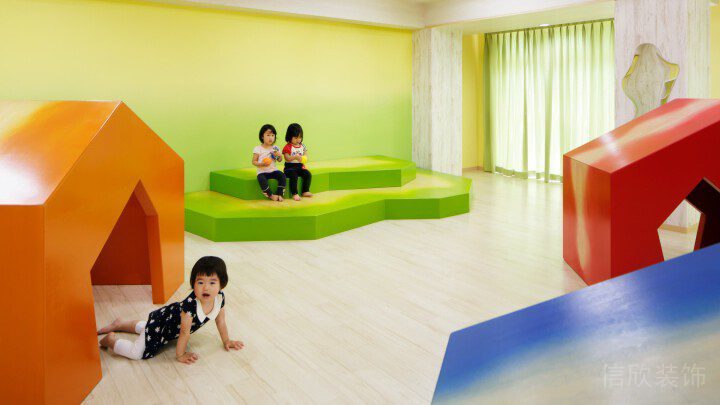 原木风幼儿启蒙培训机构娱乐区装修地台躲避屋彩色教室