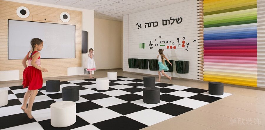 棋盘格彩绘墙体教室