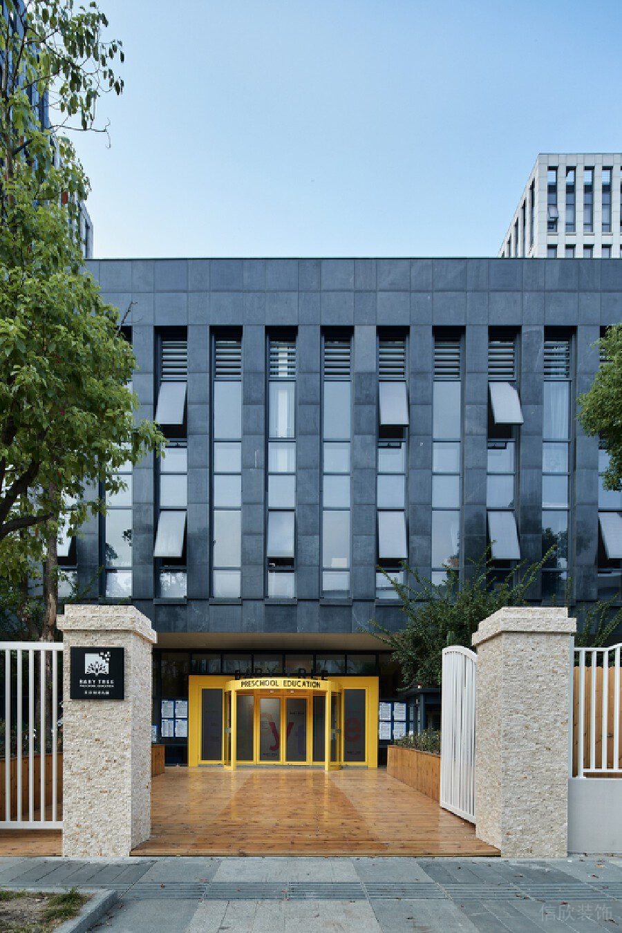 国际艺术培训中心木质门框现代简约设计效果图