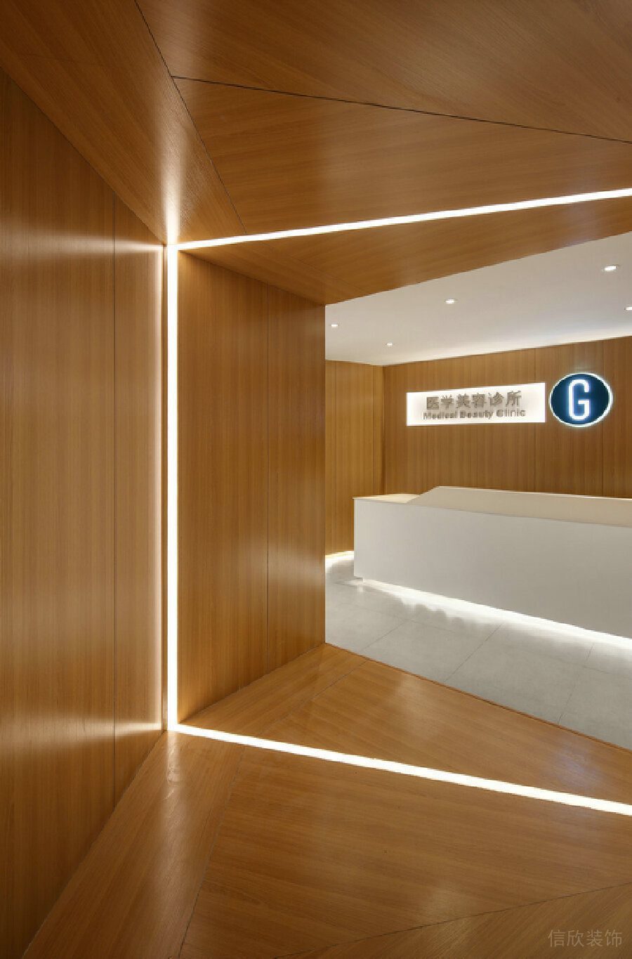 直线灯饰天花墙体一体设计led木制过道办公室装修