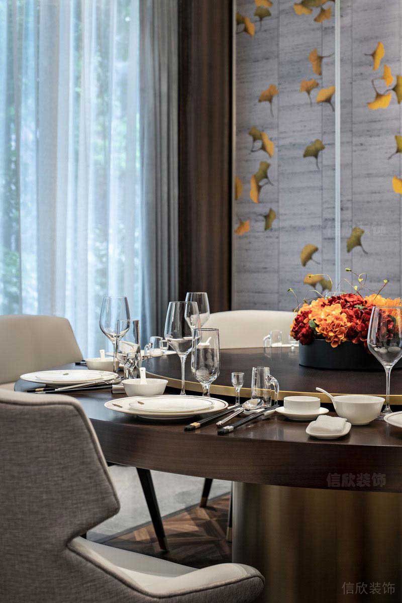 餐桌旁边瞟了的银杏树叶装饰设计
