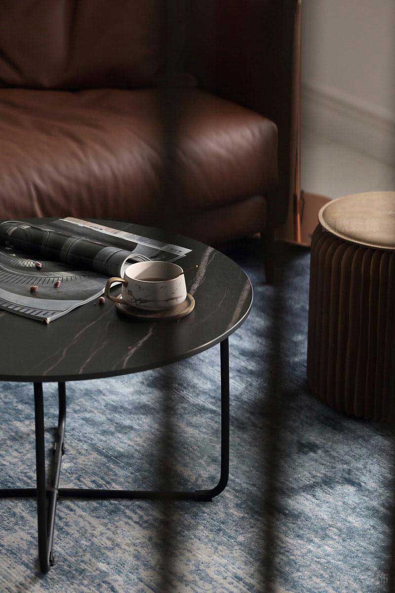 蓝色地毯与黑色家具搭配效果图
