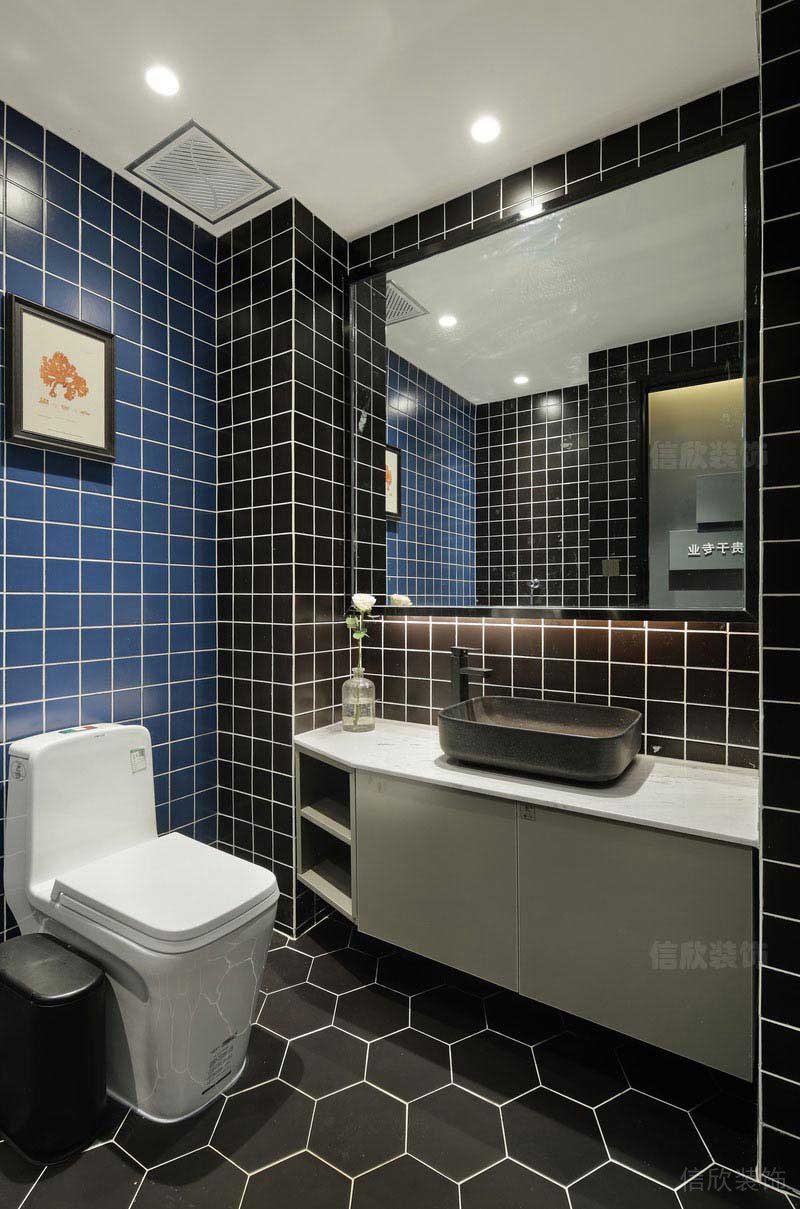 卫生间黑色小砖铺贴设计方案