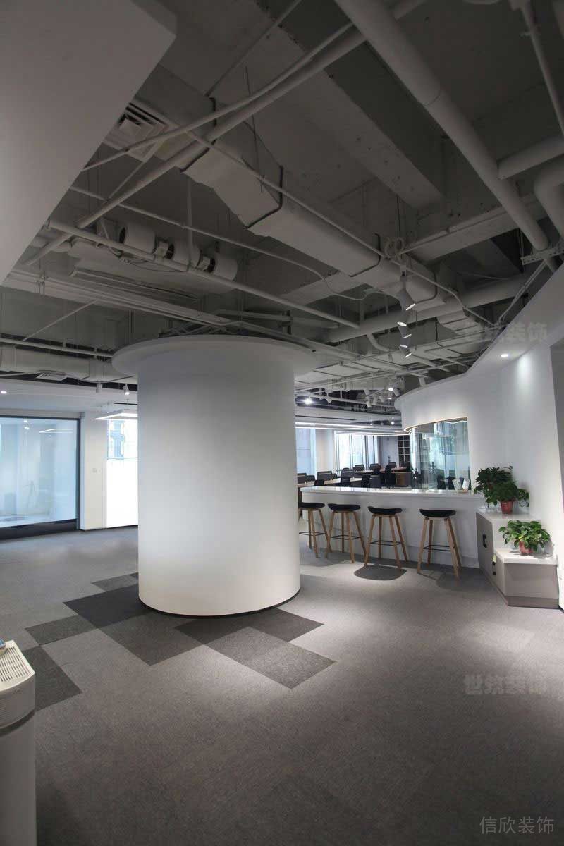现代工业风办公室公共区圆柱