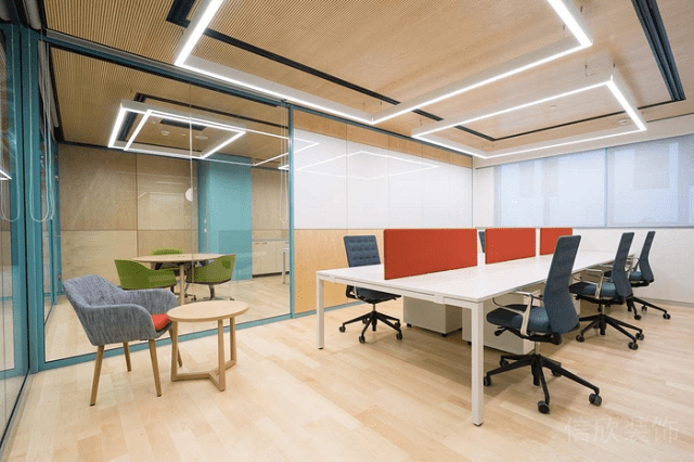 办公室装修的一些小技巧，暖色的办公室装修木纹地板
