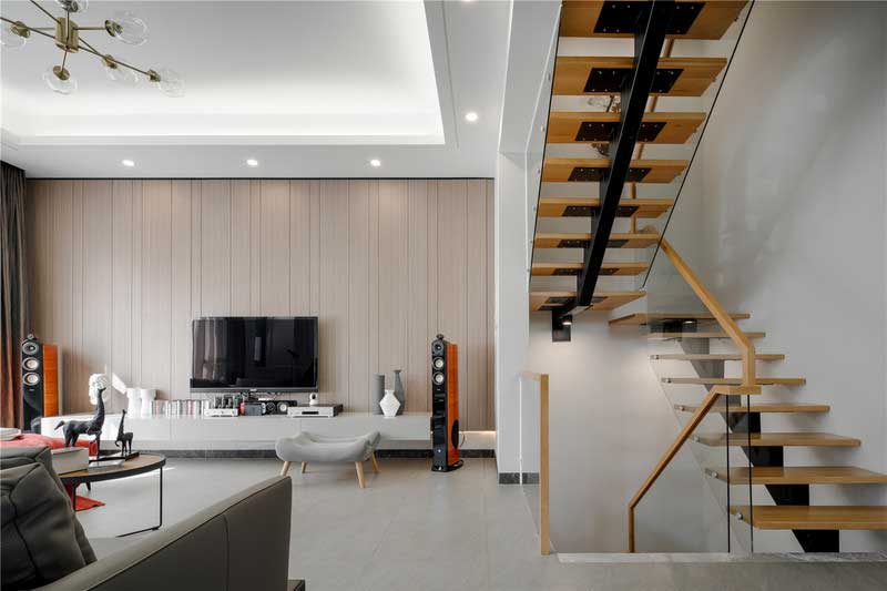 别墅客厅钢木结构的楼梯
