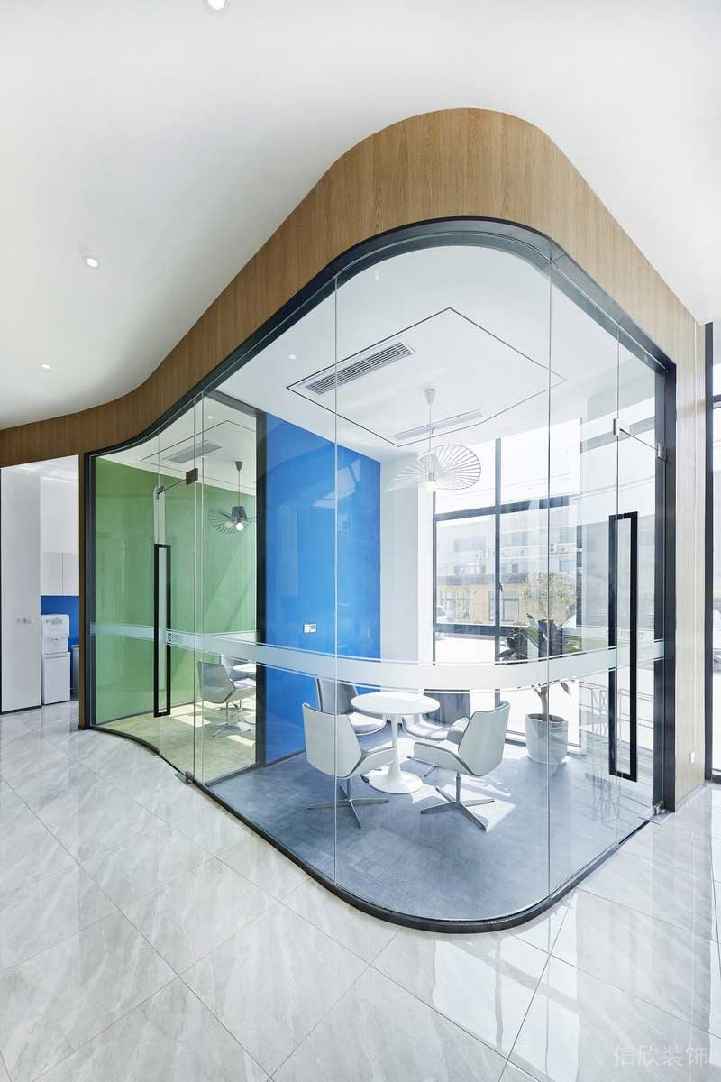 深圳龙华现代风格大型办公室装修设计洽谈室