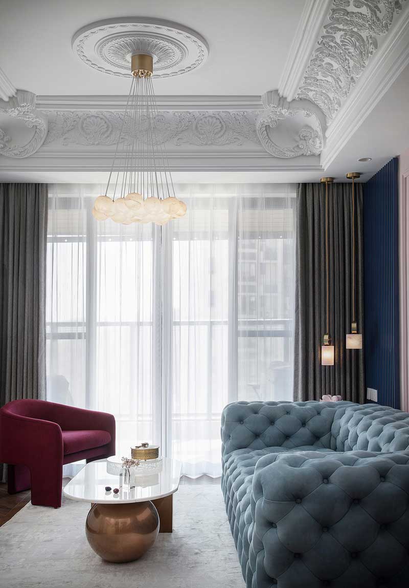客厅灯具选用云石材质，造型别致有意趣，点缀着的金属元素则自带轻奢气质，丰富空间层次感和灵动性。