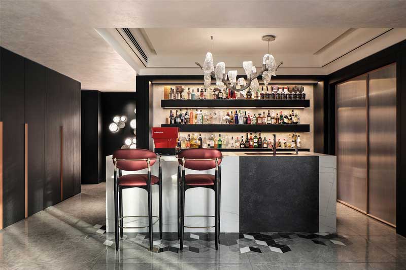 酒吧区的酒柜陈列着来自世界各地的酒，琳琅满目，自带色彩纷繁的多元装饰感。