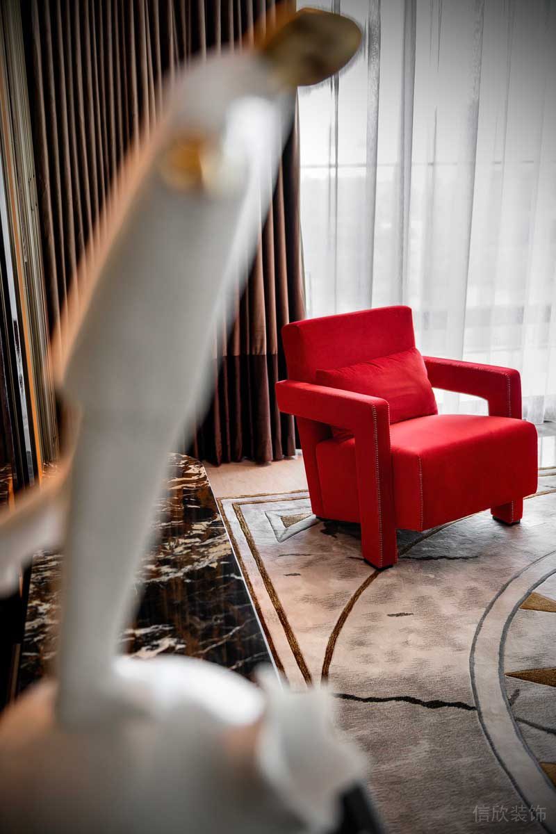 深圳龙华家装复古轻奢风装修设计红色单椅