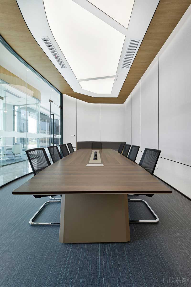 深圳龙华现代风格大型办公室装修设计会议室的异形灯膜带来的视觉冲击感