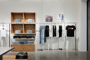 Saso牛仔服装店铺装修设计 墙边展架