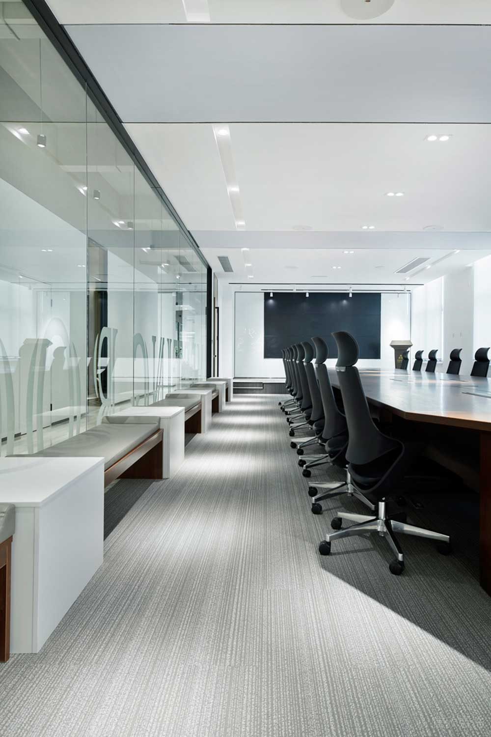 宝安区朗峻广场现代简约风格办公室装修设计桌椅组合
