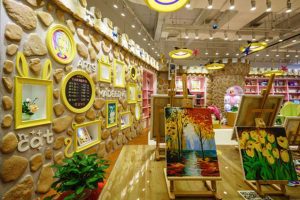 绘画教室鹅卵石墙体铺贴形象板收纳展示柜工业风现代简约造型设计艺术中心