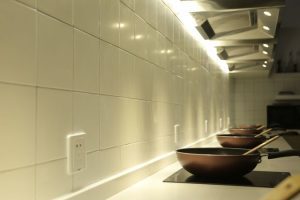 全屋定制内嵌式灯带瓷砖铺贴厨房效果图