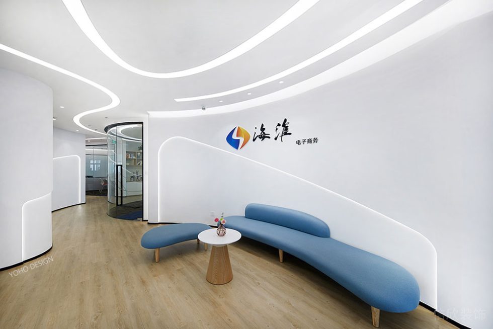 现代风格办公场所过道休息区设计装修图