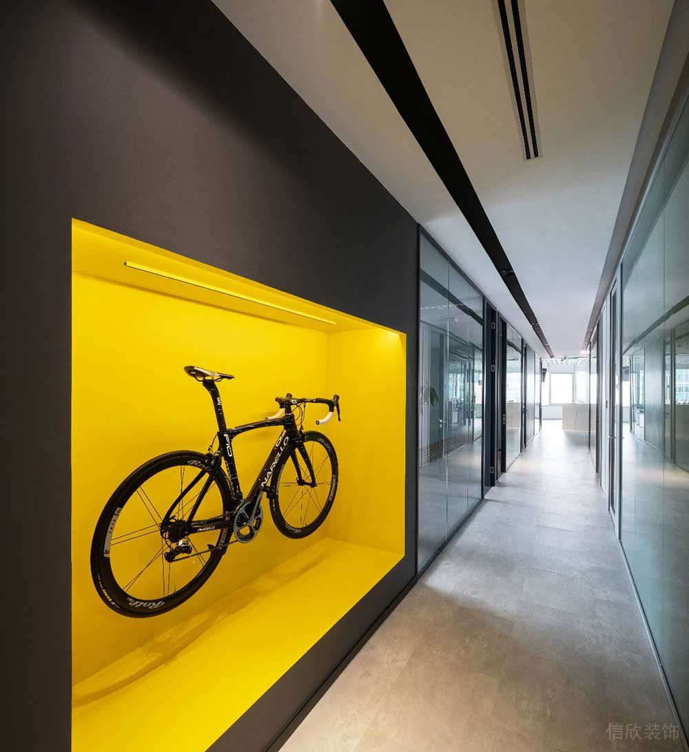 现代风格办公场所走廊空间设计案例实景图