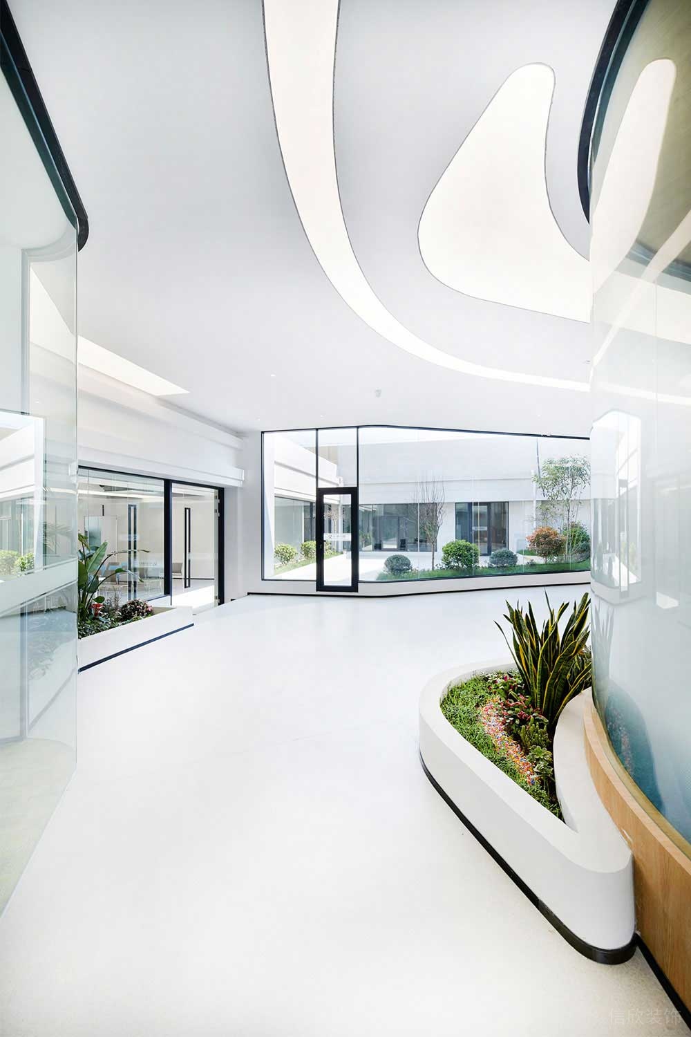 现代风格商务办公场所绿植走廊装修图