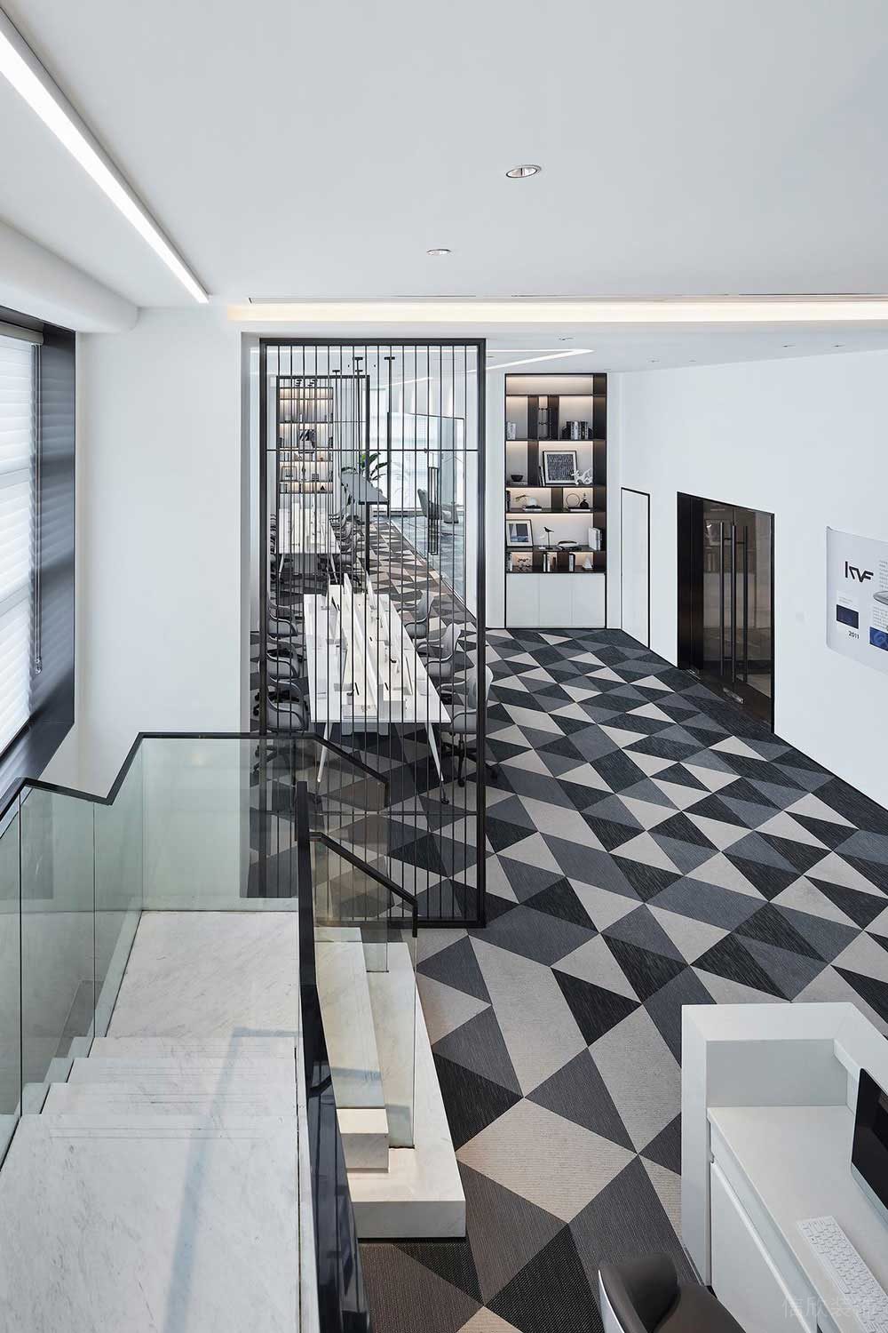 现代风格商务办公空间楼梯厅案例装修图