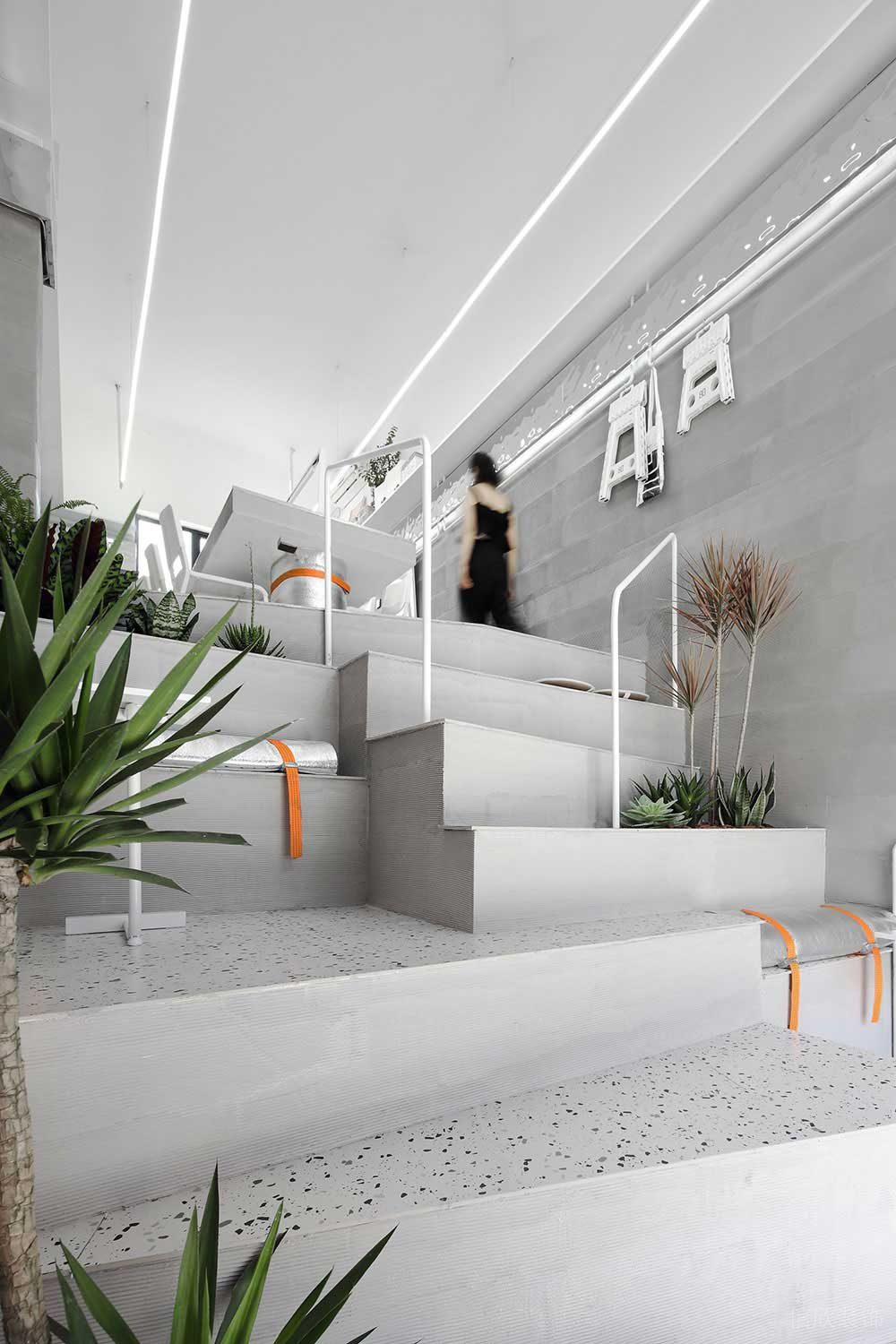 现代风格商务办公室阶梯式休闲区设计装修图