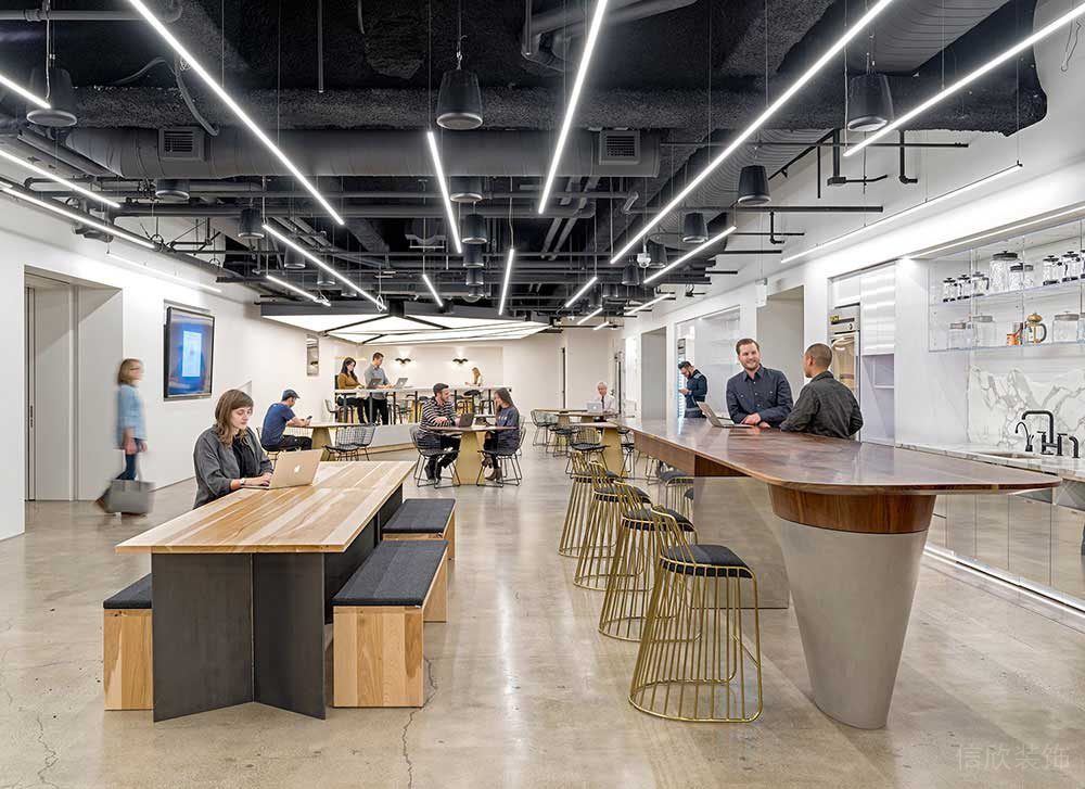 现代工业风办公空间案例员工休闲交流区设计装修图