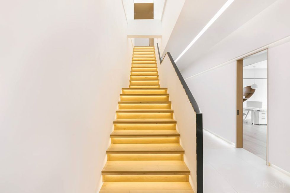 现代简约风格办公场所案例楼梯走道空间设计装修图