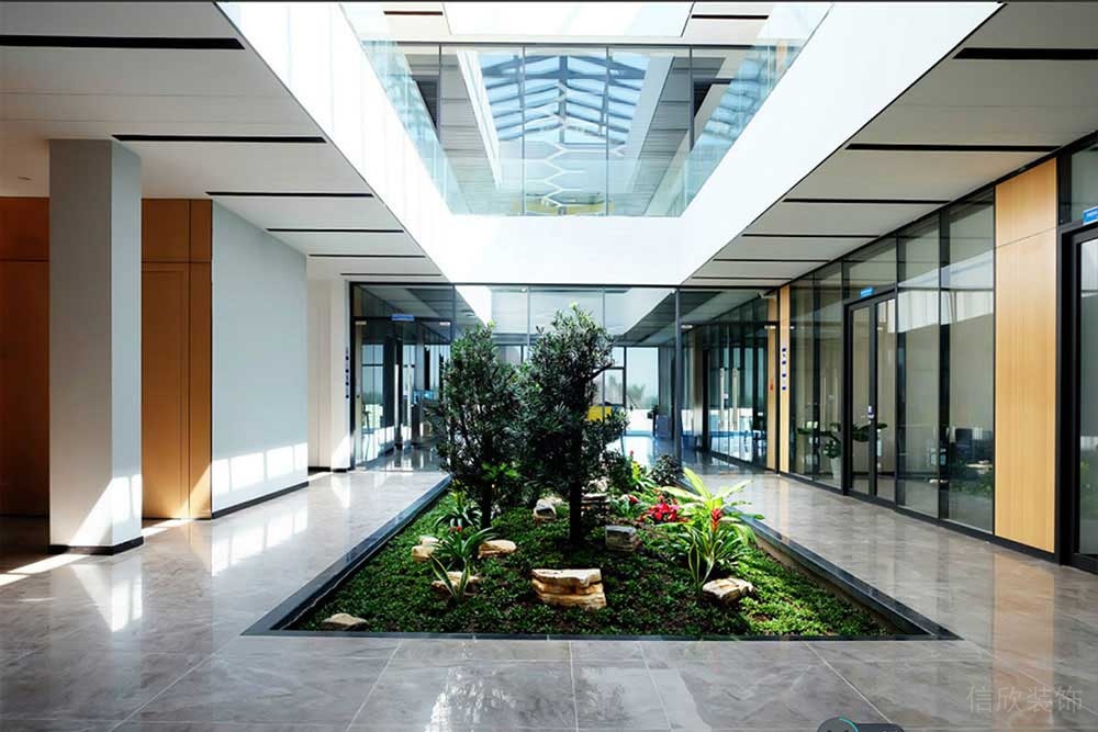 现代简约风格商务办公场所中庭绿植景观装修图