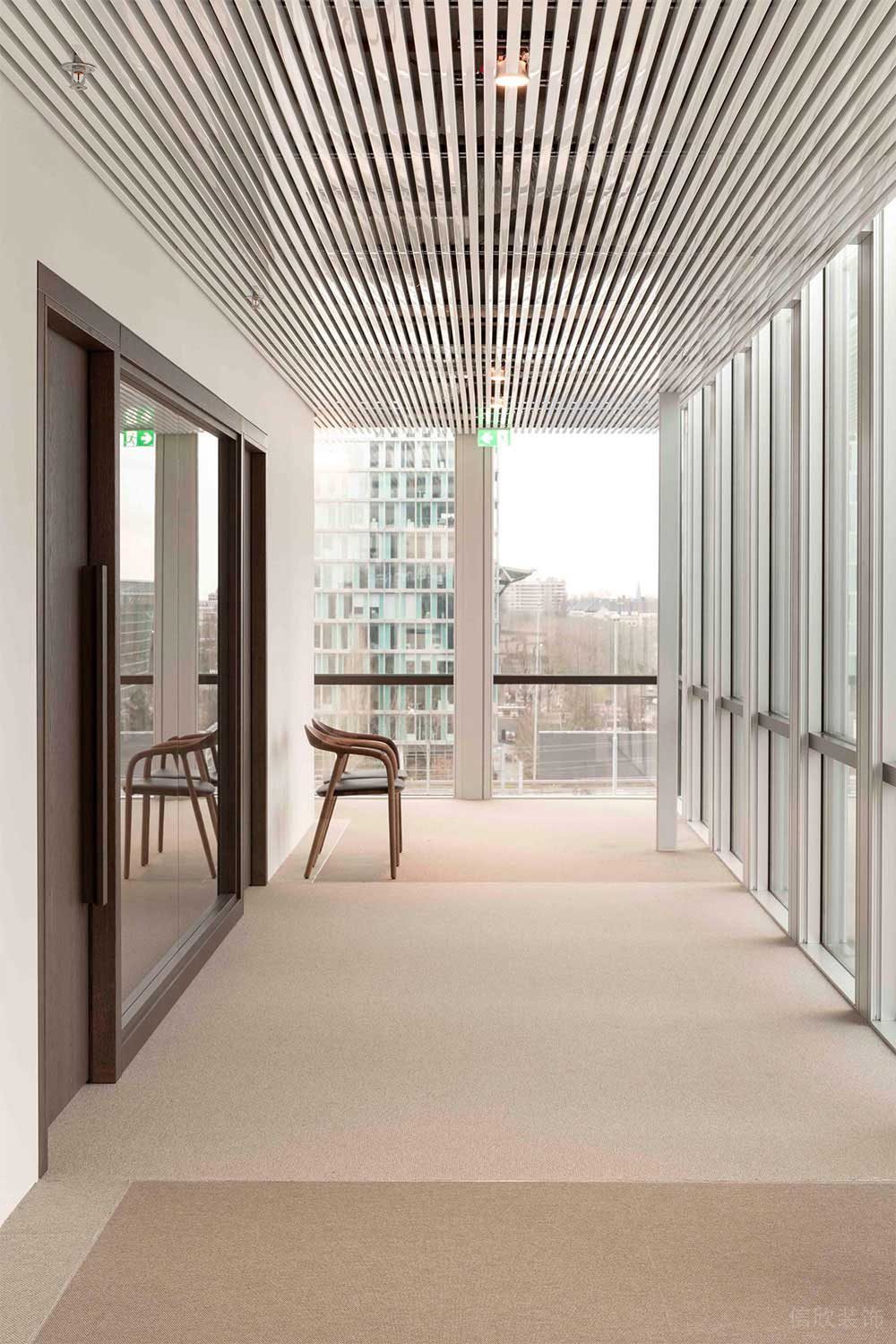 现代简约风格商务办公空间走廊案例装修图