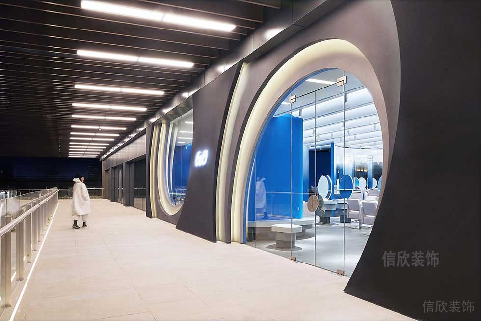 发廊店铺装修弧线科技未来感玻璃隔断效果图弧线商场过道装修