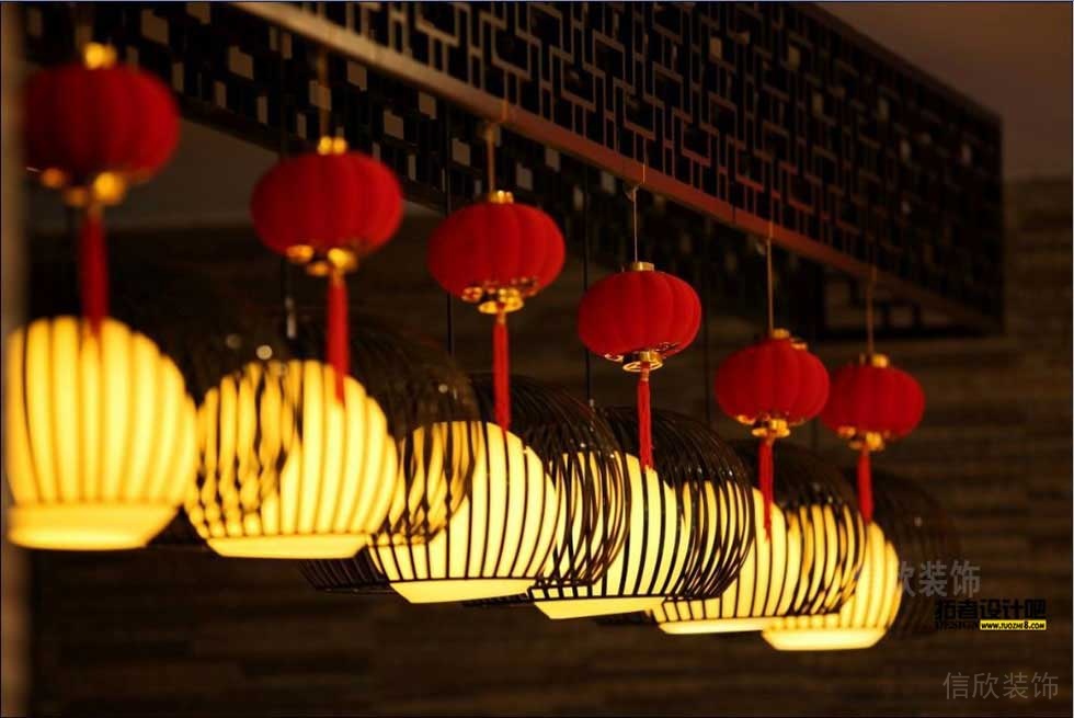 中式木质灯笼餐厅装修镂空墙体设计悬挂区餐厅效果图