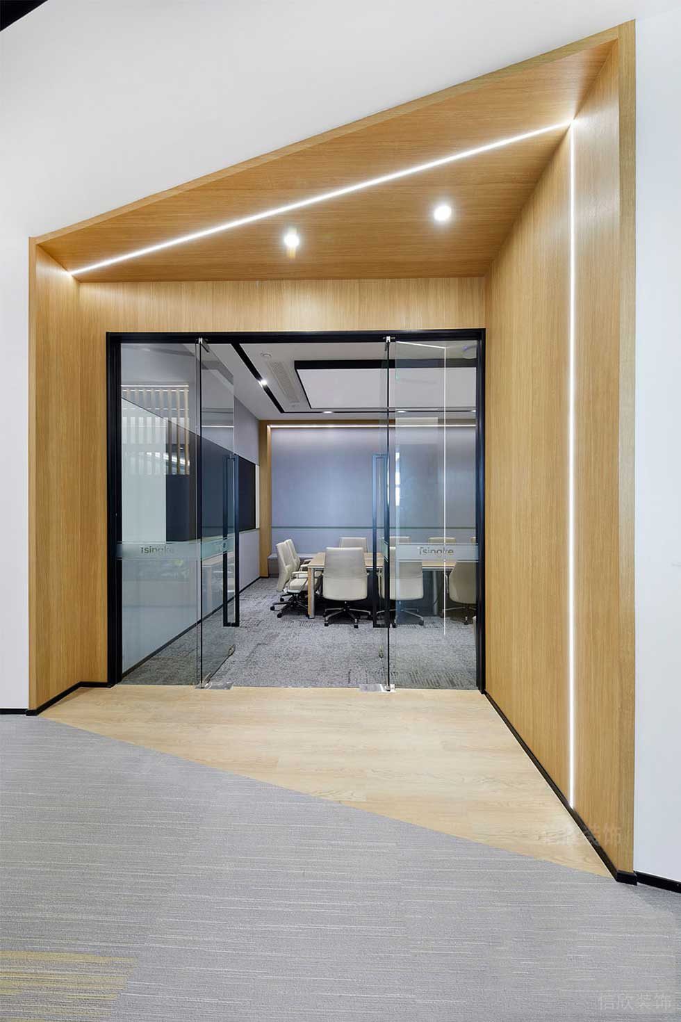 现代风格写字楼案例会议室入口特色木饰面门洞效果图