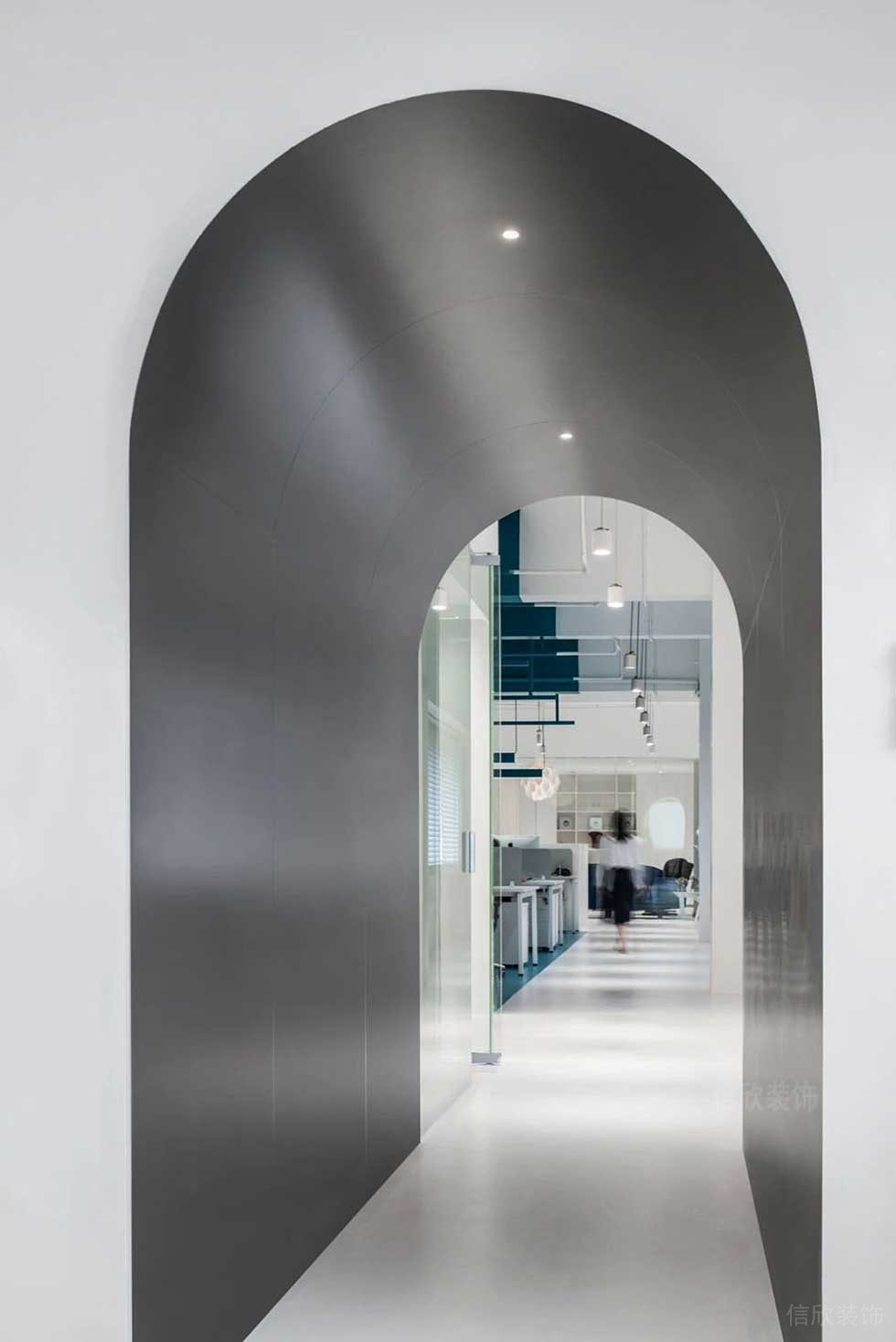 现代简约风格办公室过道空间拱形门洞装修图