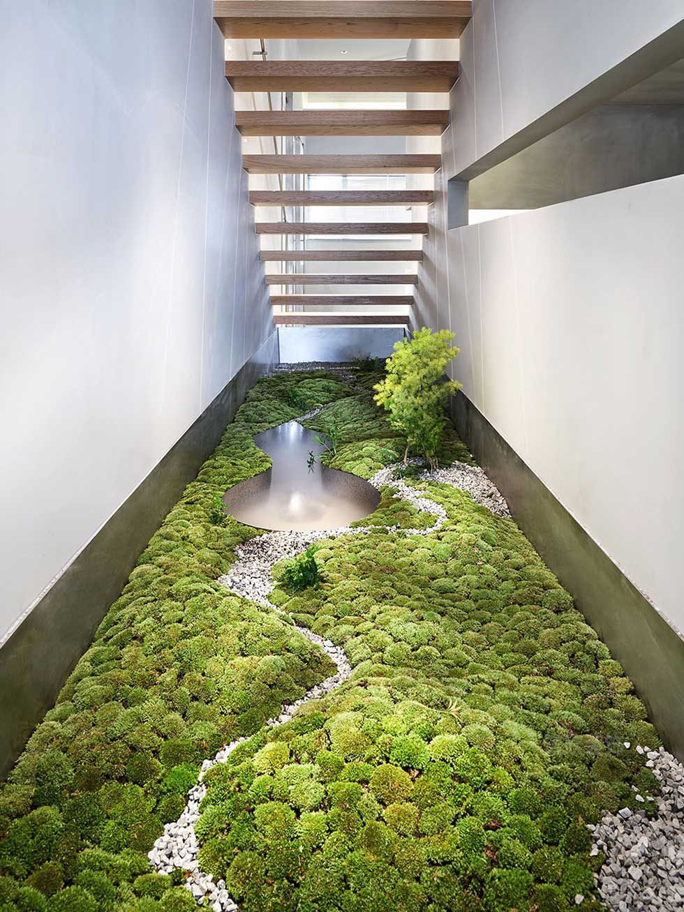 现代简约风格办公室楼梯空间绿植景观装修图