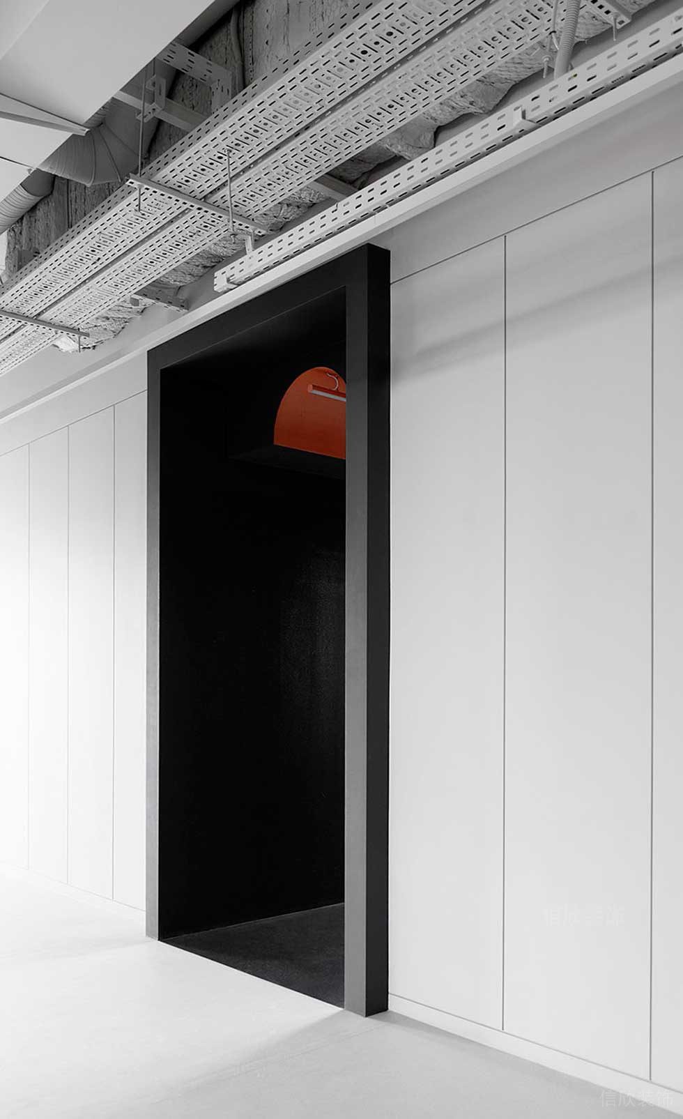 现代简约风格办公室走廊黑色门套效果图