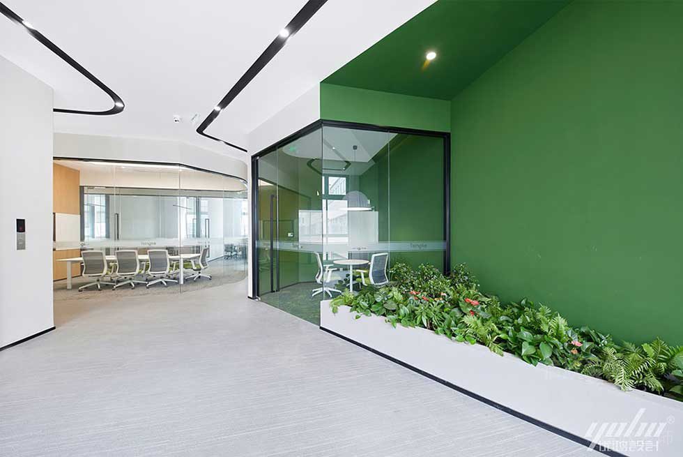现代简约风格商务办公空间过道绿植装饰效果图