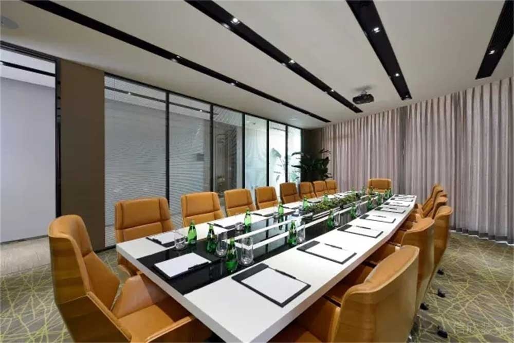 深圳福田国通大厦现代风格办公室装修设计案例大型会议室空间布局