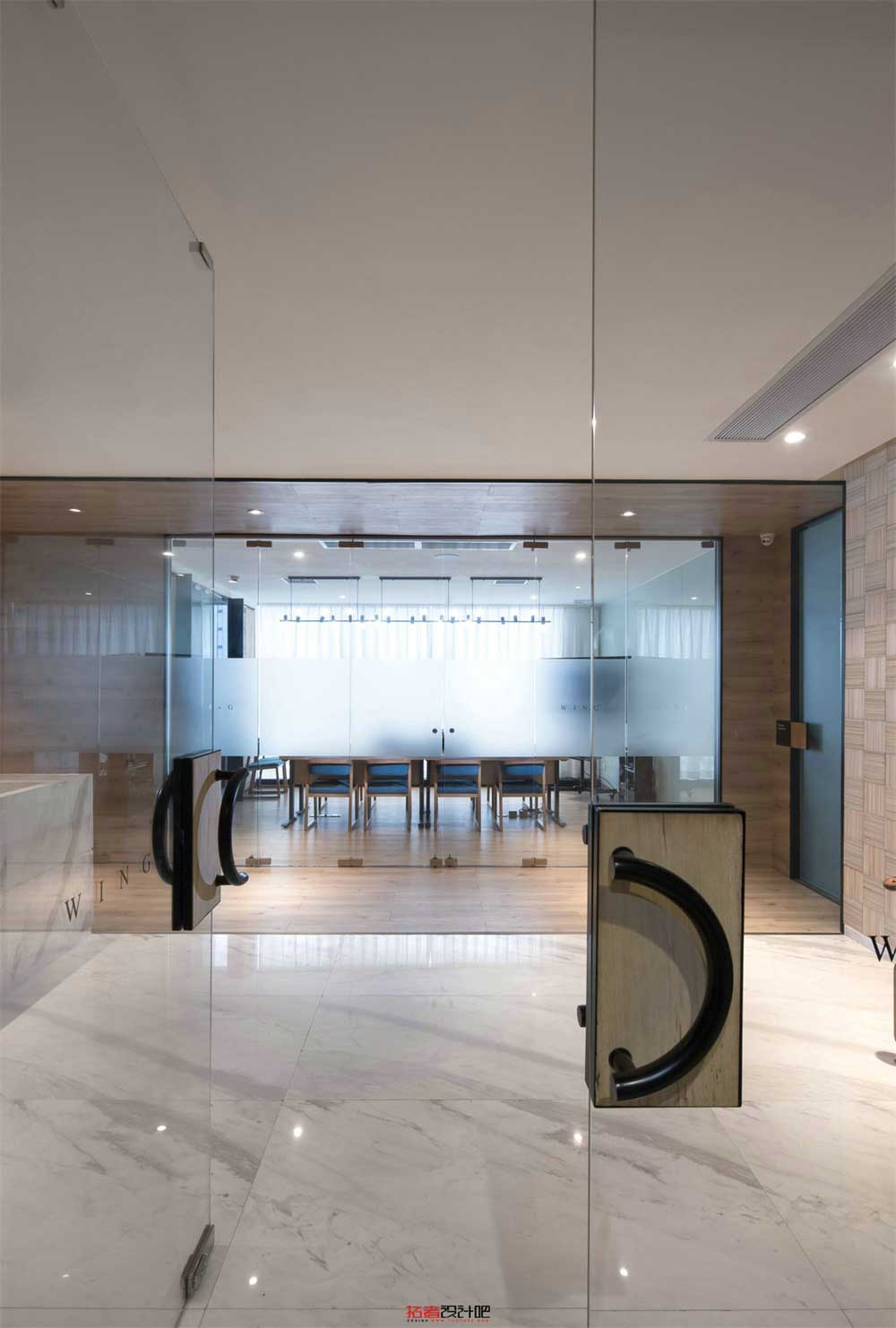 深圳南山智慧广场新中式风格办公室装修设计案例前厅地面铺设