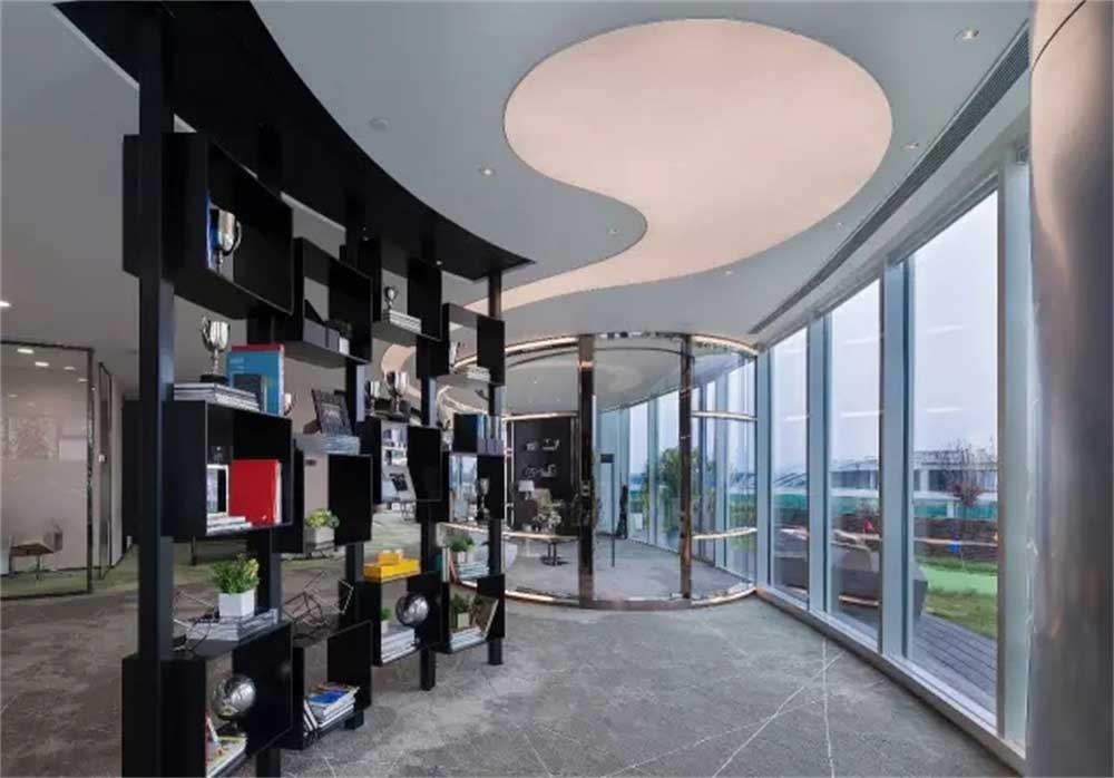 深圳福田国通大厦现代风格办公室装修设计案例办公区弧形展示柜隔断