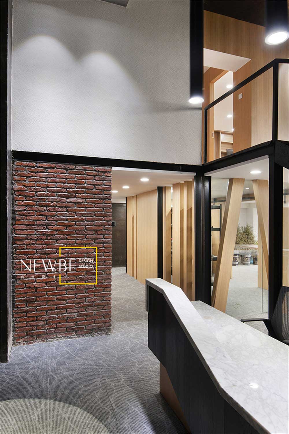 深圳罗湖200平方现代工业风复式办公室装修一层走廊