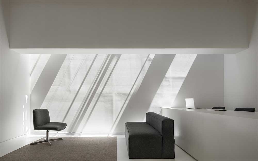 黑白现代简约办公室设计装修休息区
