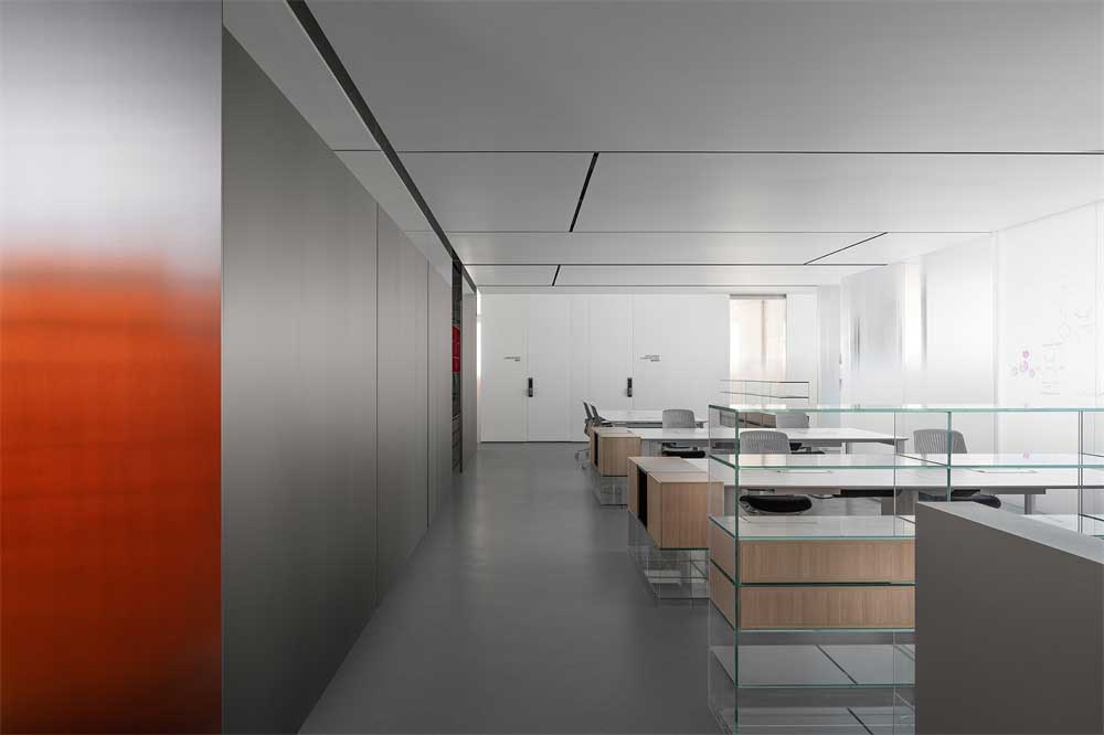 深圳福田800平方现代简约风格办公室装修办公区玻璃装饰储物柜
