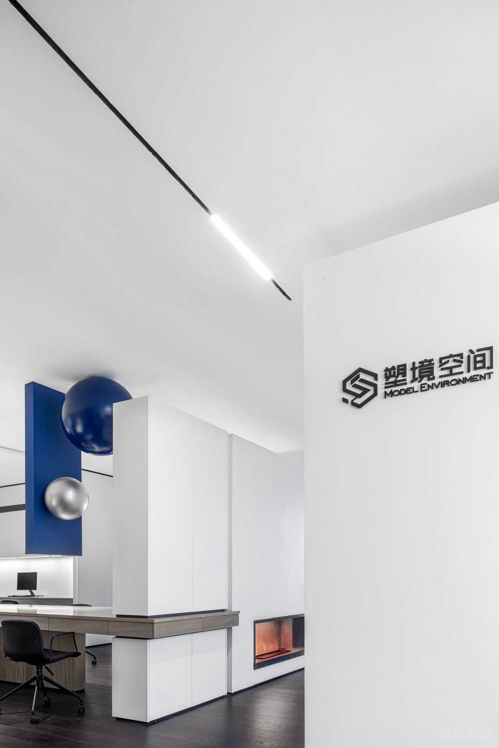 办公区深色系地板通铺柜子隔断设计