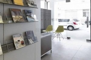 金属收纳墙柜汽车美容店装修图
