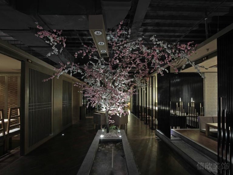 中式餐厅镂空木质墙体隔断过道景观樱花设计暗色效果