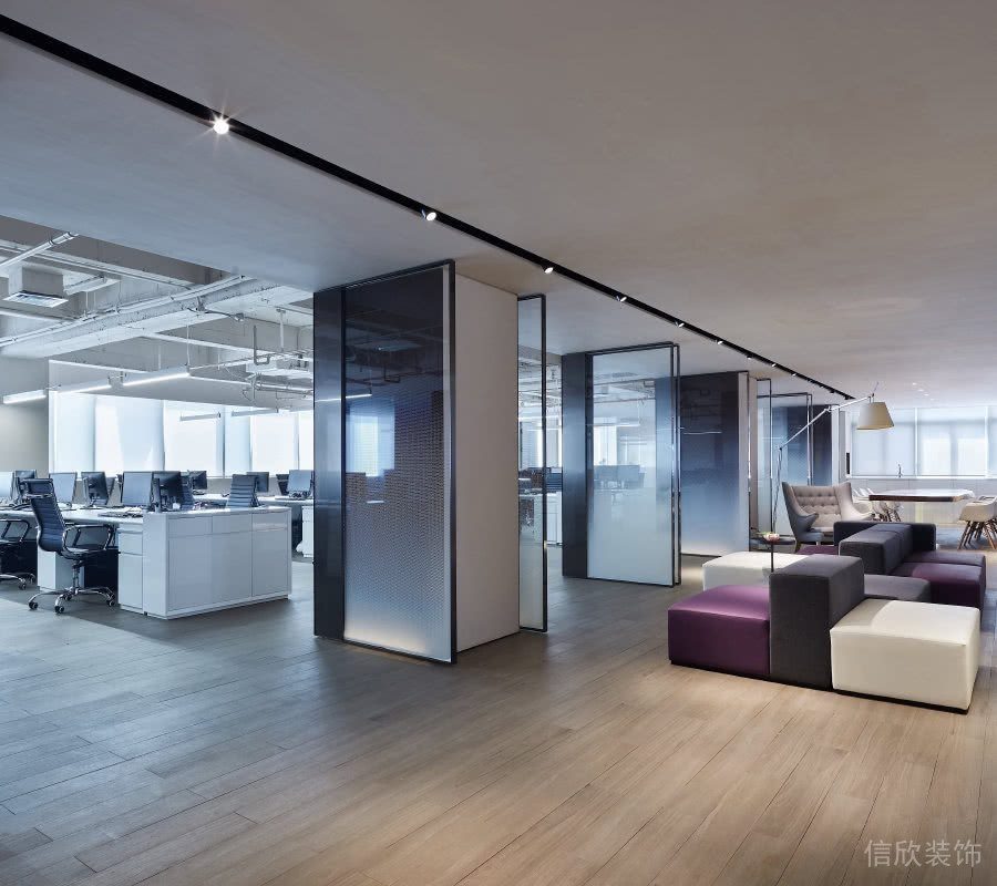 墙柱设计渐变黑色通体玻璃过道设计员工研发区域工作台装修设计效果