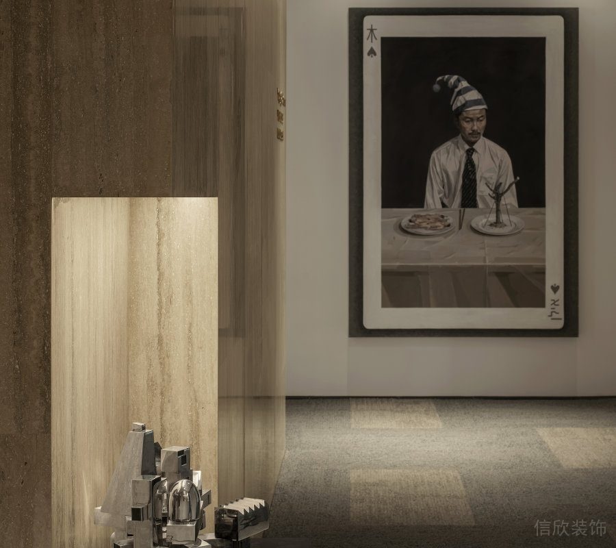 白色墙面，黑色边框挂画